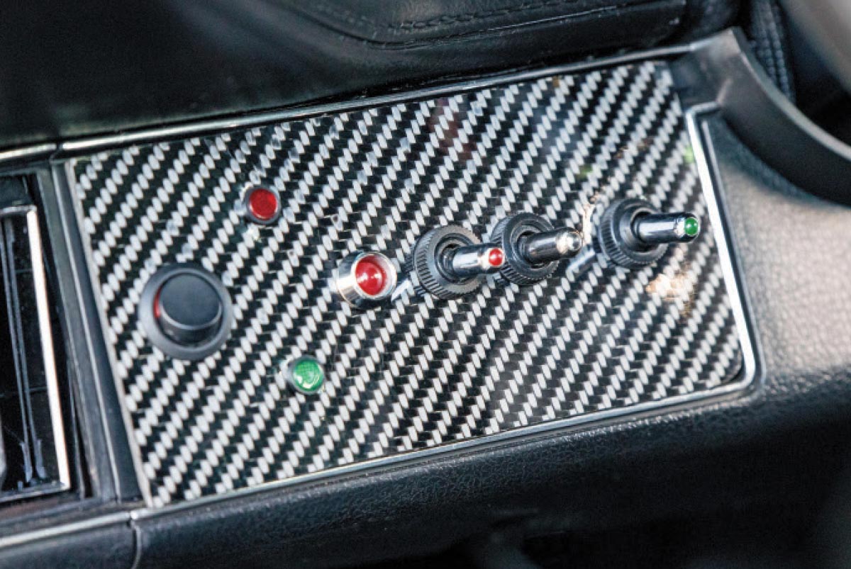 Interior's buttons in carbon fiber