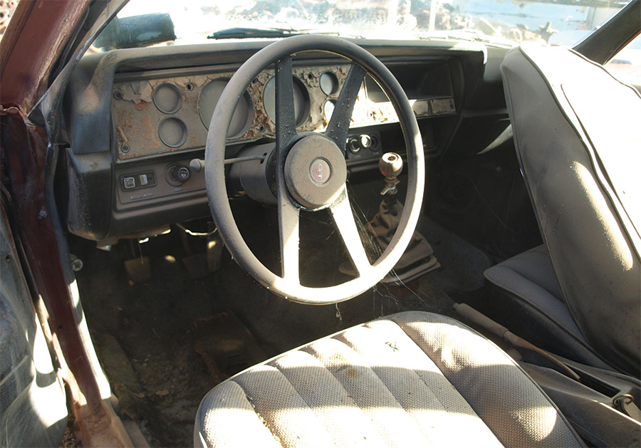 the four-spoke steering wheel closeup