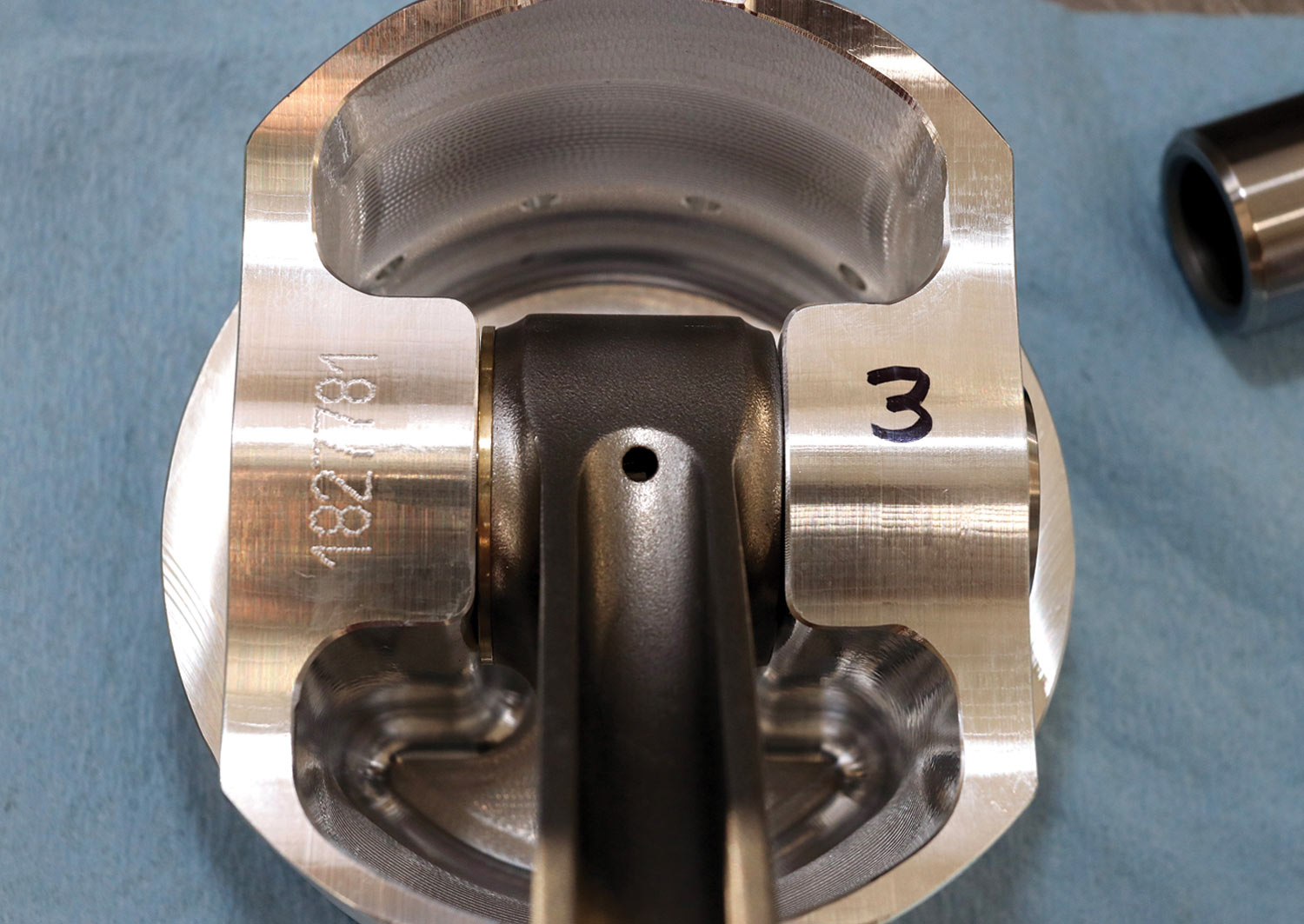 Diamond pistons custom made with the wrist pin bosses set to guide the connecting rod’s longitudinally