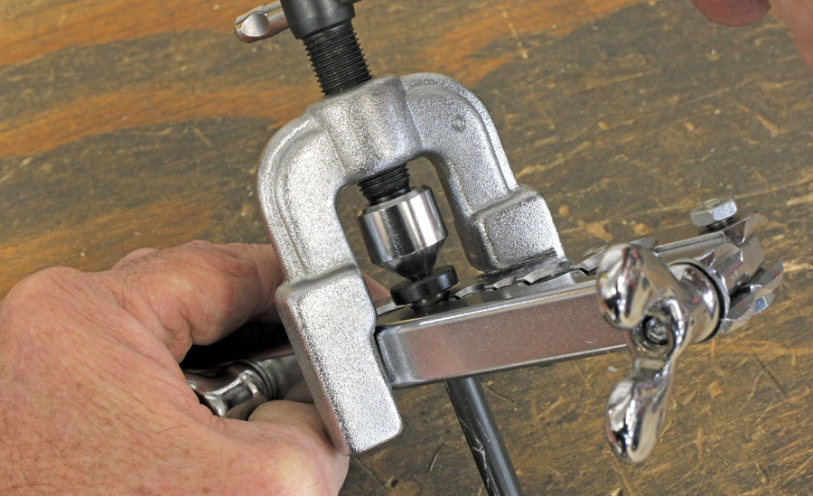 Tighten the anvil until the die bottoms on the base of the tool. 