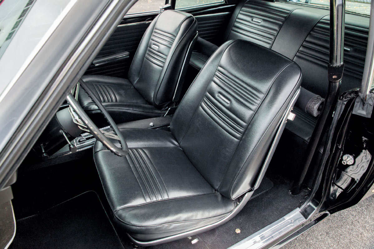 ’67 CHEVELLE's leather chairs