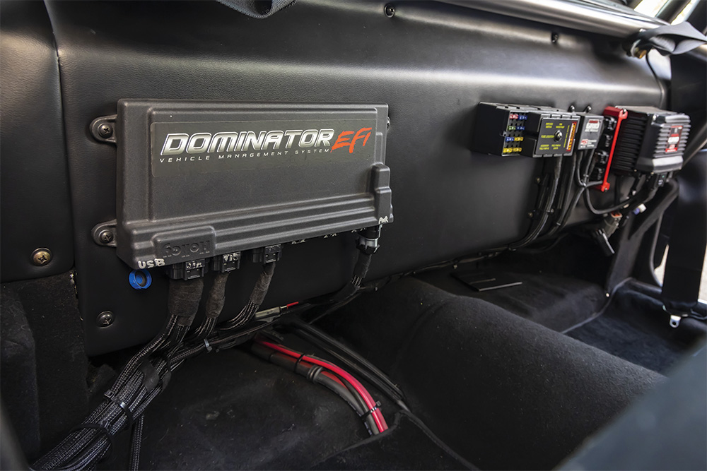 Dominator EFI mounted in car