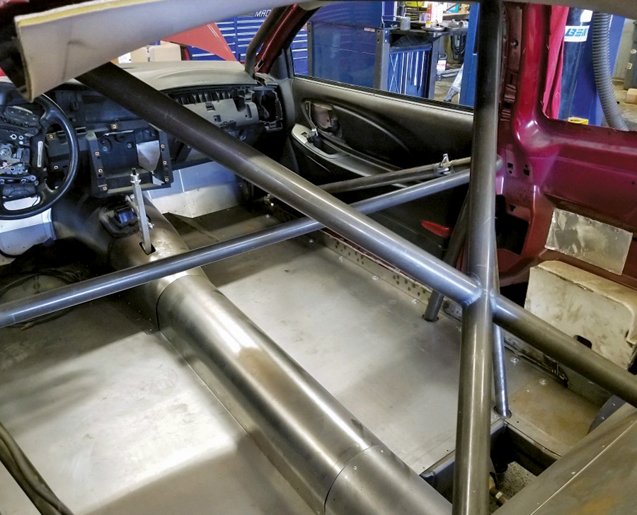 The interior is complemented with a full ’cage.