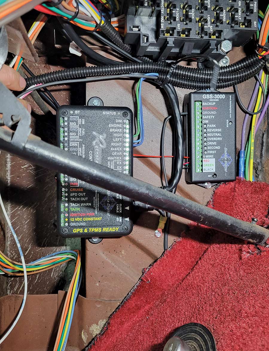 Below the fuse block are the Dakota Digital RTX instrumentation control box and the GSS-3000 gear shift position decoder.