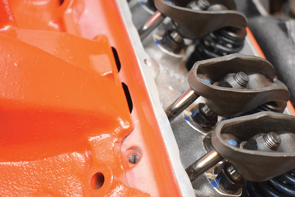 Gap in ports between intake manifold and cylinder head