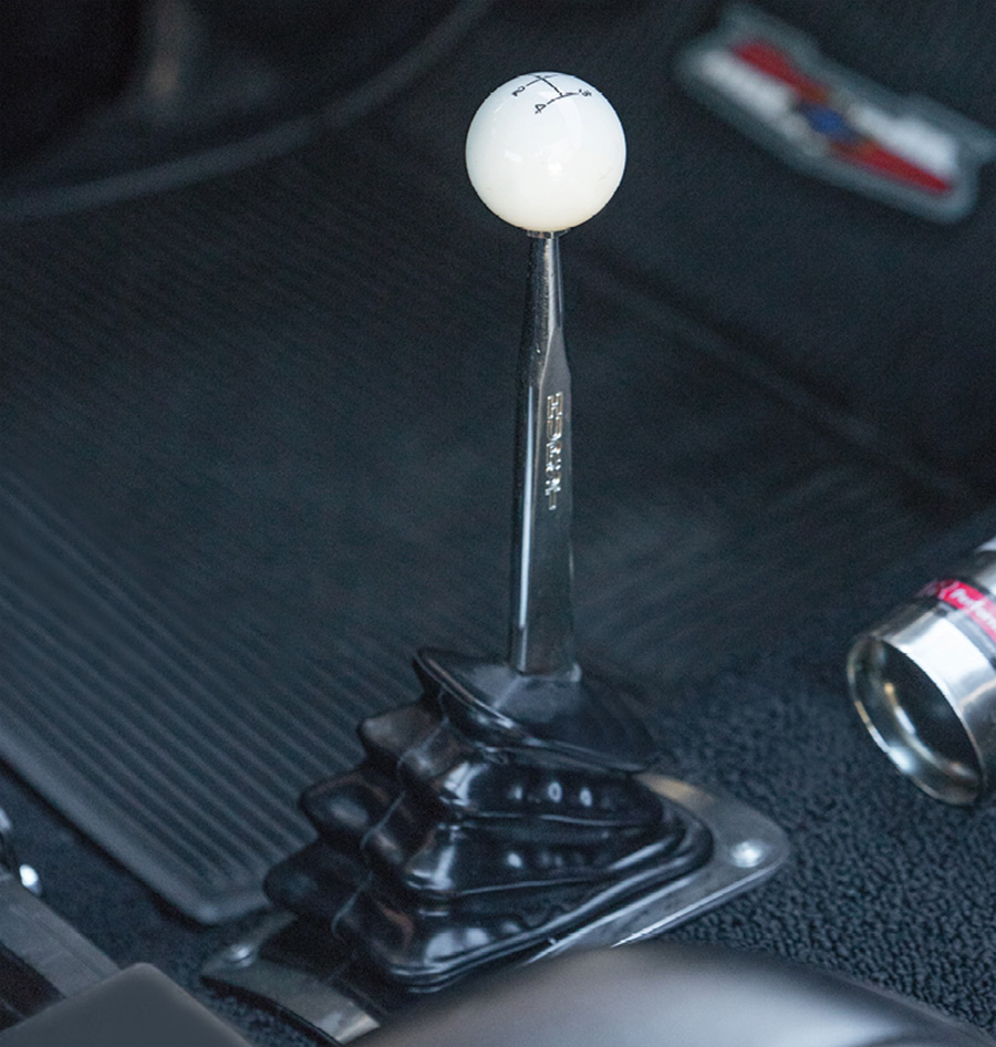 White knob on floor shifter