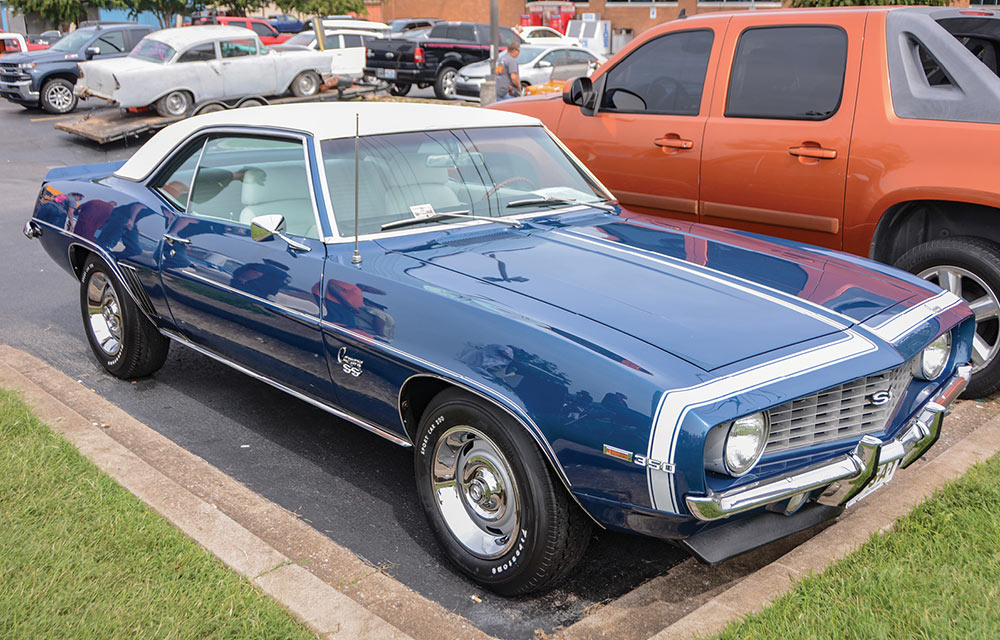 Royal blue '69 SS with white DX1 stripes