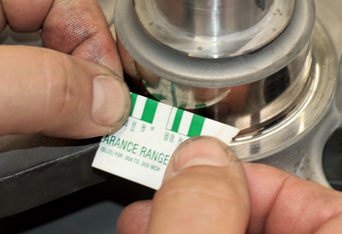 Plastigage clearance check crankshaft bearings LS engine build precision measurement professional setup