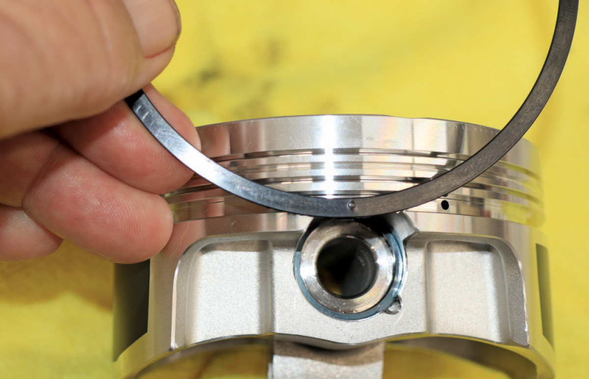 Piston ring fitting LS3 piston precise sealing preparation