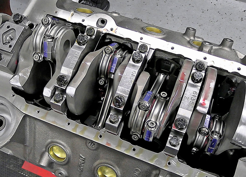 Crankshaft and connecting rods installed in the engine block, secured with high-strength bolts