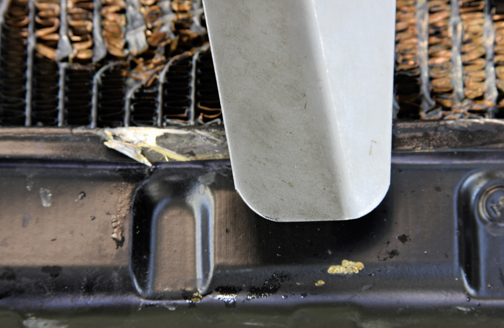 Mechanical fan blade radiator contact damage – fan too close, impacting core