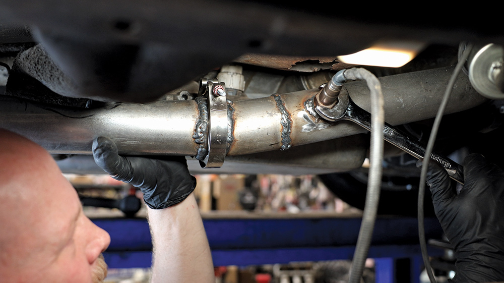 Installing wideband O2 sensor into exhaust bung for Holley EFI tuning