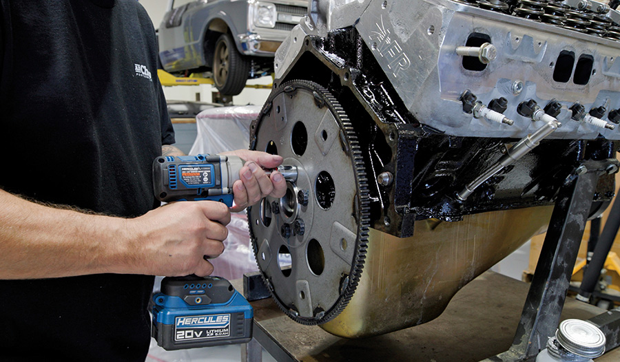 Installing a flexplate on the crankshaft.