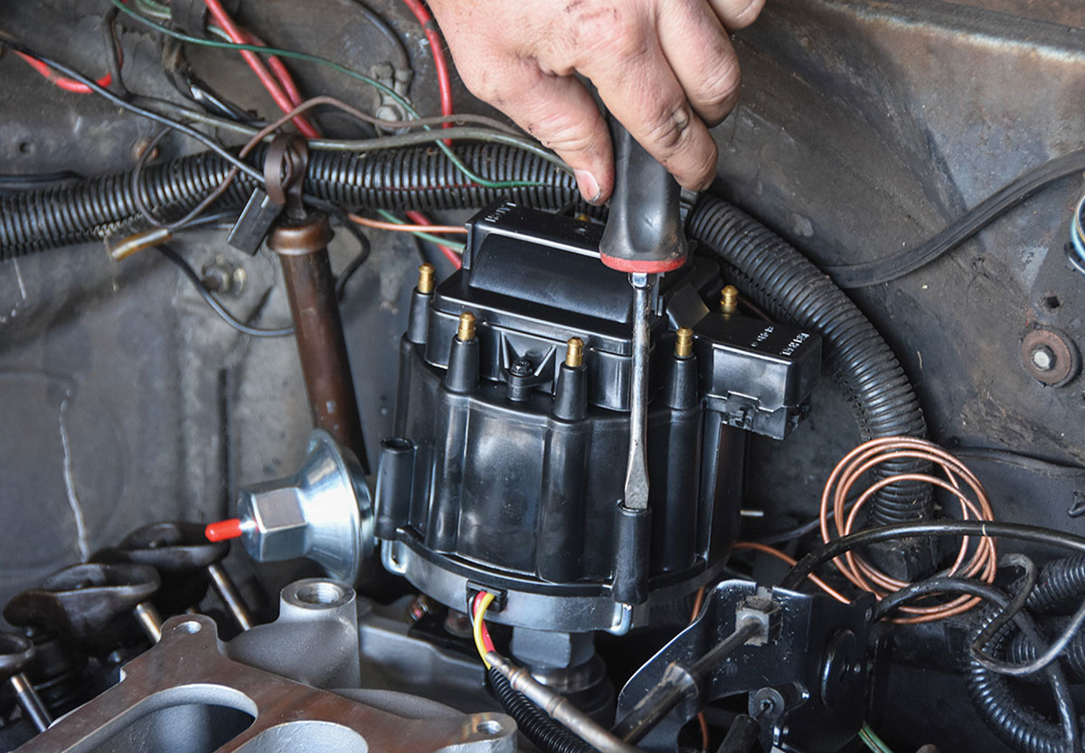 Fastening the distributor cap with spring-loaded hooks.
