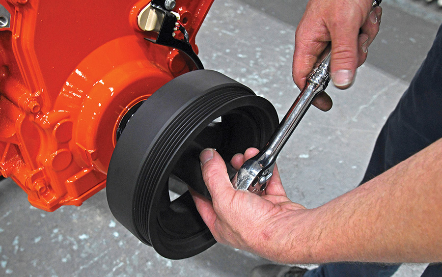 Pressing the harmonic balancer onto the crankshaft.