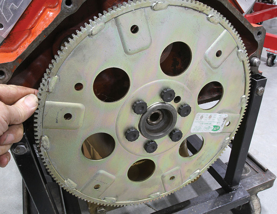 Mounting a flexplate to the engine flange.