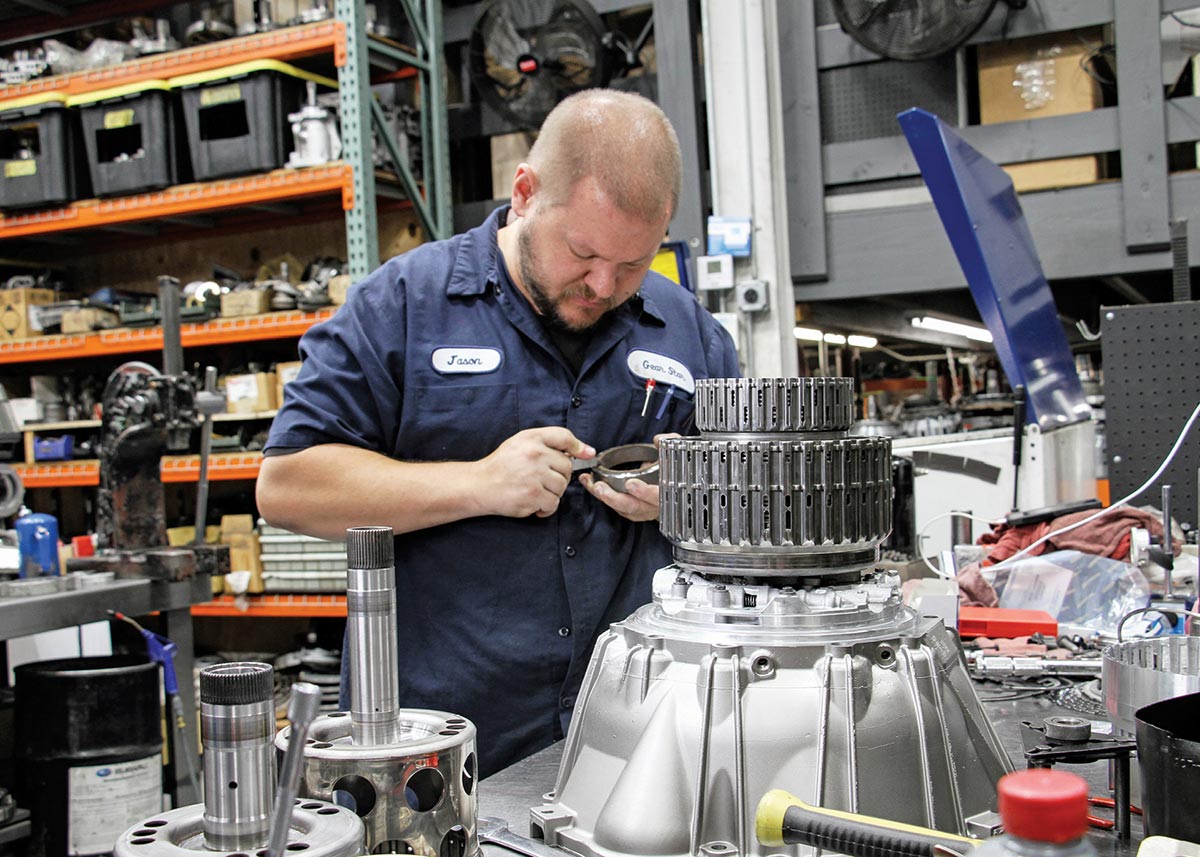 Cutting oil flow groove in clutch hub.